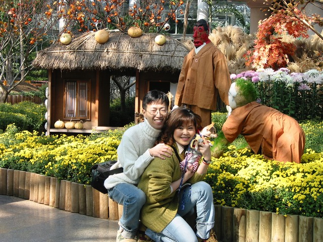 여미지 식물원 앞에서 ^^